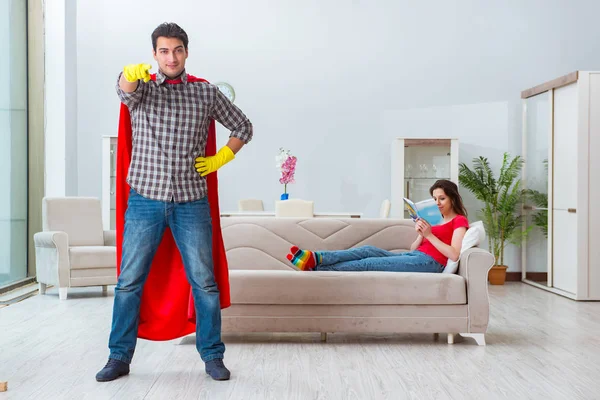 スーパーヒーローの夫を助ける彼の妻に自宅で — ストック写真