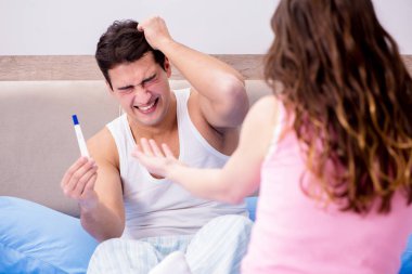 Erkek koca hamilelik testi sonuçlarına üzülüyor.