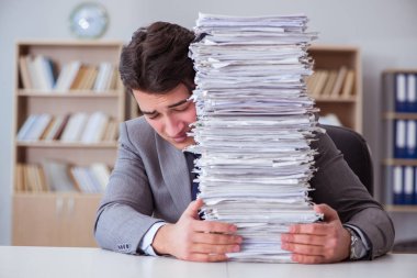 İşadamı ofisinde evrak işleriyle meşgul.