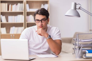 Ofiste çalışan genç adam.