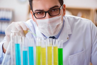 Laboratuvarda çalışan doktor.