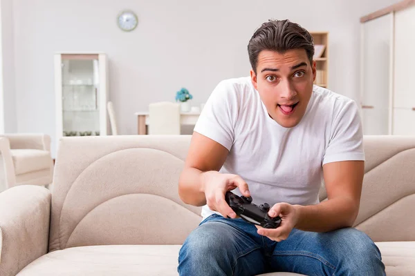 Man verslaafd aan computerspelletjes — Stockfoto