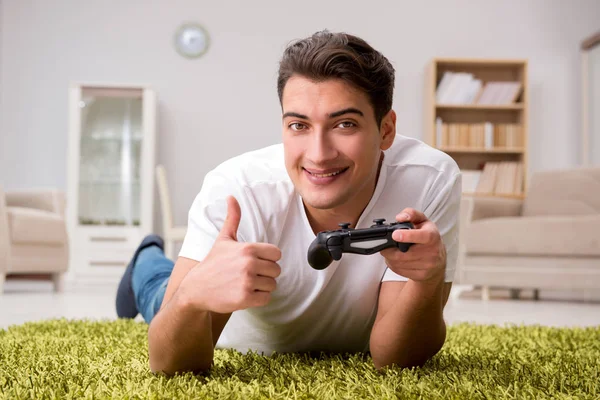 Mann süchtig nach Computerspielen — Stockfoto