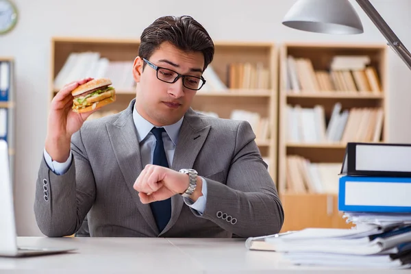 Homme d'affaires drôle affamé manger sandwich junk food — Photo