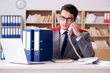 Ofiste çalışan süper kahraman iş adamı.