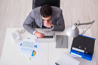 İş adamlarının iş haritaları üzerinde çalışmalarına tepeden bak