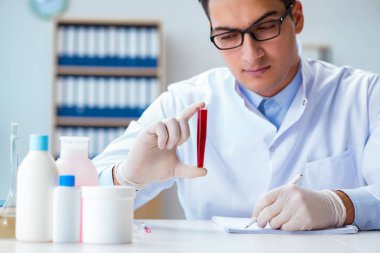 Doktor kan örnekleriyle çalışıyor.