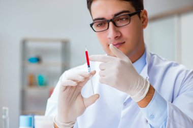 Doktor kan örnekleriyle çalışıyor.