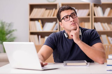 Genç serbest bilgisayar üzerinde çalışıyordu.