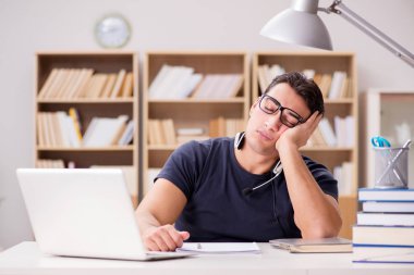 Genç serbest bilgisayar üzerinde çalışıyordu.