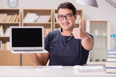 Genç serbest bilgisayar üzerinde çalışıyordu.