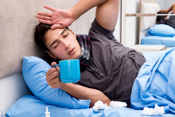 Kranker kranker Mann im Bett nimmt Medikamente und Medikamente — Stockfoto