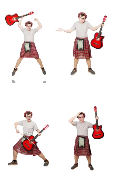 Scotsman tocando la guitarra aislada en blanco — Foto de Stock