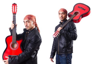 gitar üzerinde beyaz izole olan adam