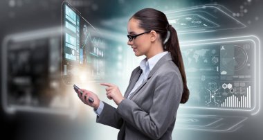 İnternet bankacılığı konseptinde bir kadın