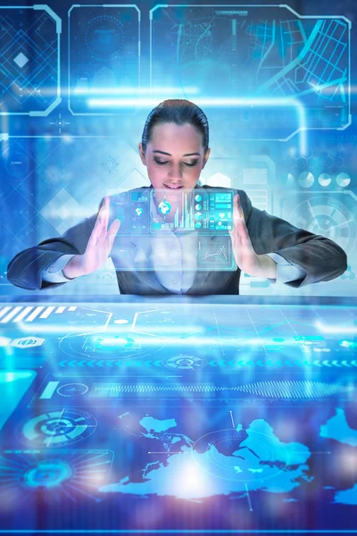 Kvinna analytiker arbetar med big data — Stockfoto