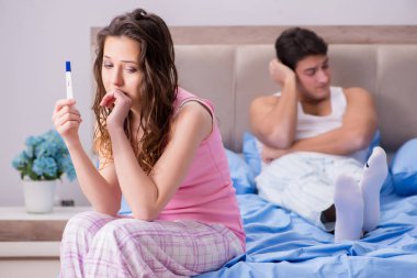 Erkek koca hamilelik testi sonuçlarına üzülüyor.