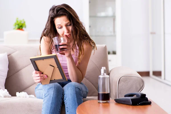 Corazón de mujer roto en concepto de relación — Foto de Stock