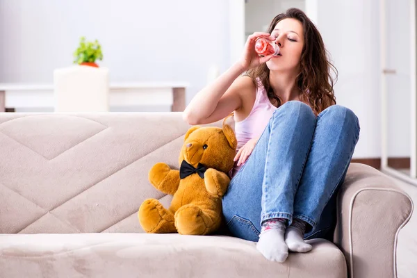 Gebrochenes Frauenherz in Beziehungskonzept — Stockfoto