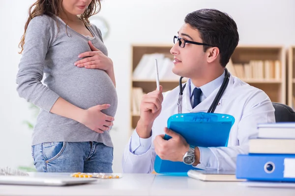 Mulher grávida visitante médico para consulta — Fotografia de Stock