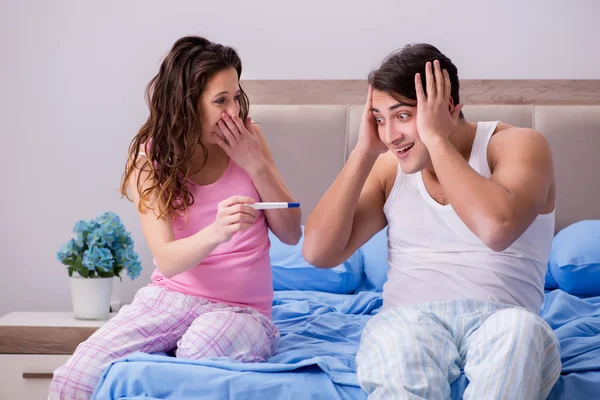 Šťastný pár se dozví o výsledcích těhotenského testu — Stock fotografie