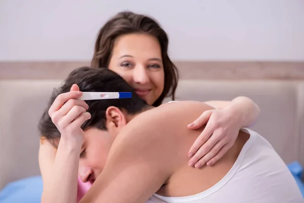 Szczęśliwa para dowiedziała się o wynikach testu ciążowego — Zdjęcie stockowe