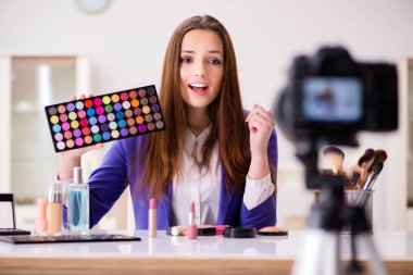 Güzellik moda blogcusu video kaydediyor