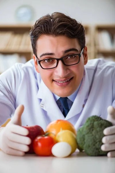 Seorang dokter memeriksa buah-buahan dan sayuran — Stok Foto