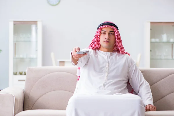 Árabe hombre viendo la televisión en casa —  Fotos de Stock