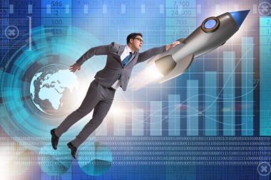 Ticaret konseptinde roket üstünde iş adamı