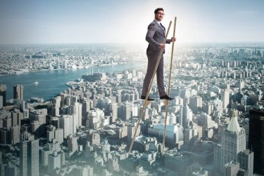 İş adamı ayaklıklar üzerinde yürüyor - kalabalıktan uzak duruyor