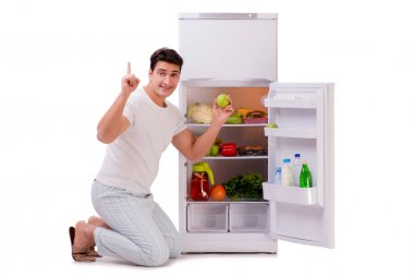 Adamın yanında buzdolabı kadar dolu