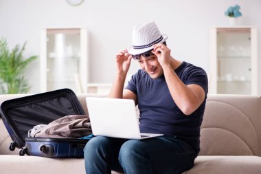 Adam bavulunu toplamaya tatile çıkıyor.