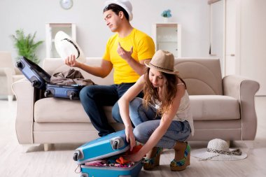 Aile tatili hazırlıyor.