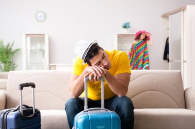 Aile tatili hazırlıyor.