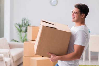 Evdeki kutuları taşıyan adam.