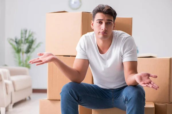 El hombre que lleva cajas en casa — Foto de Stock