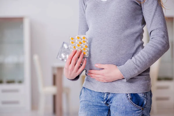 Mujer embarazada que toma pastillas durante el embarazo — Foto de Stock