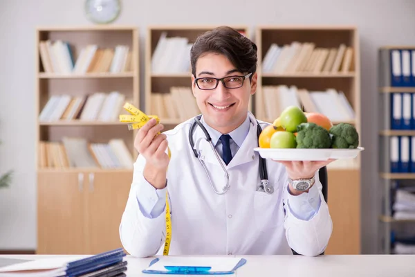 Lekarz w koncepcji diety z owoców i warzyw — Zdjęcie stockowe