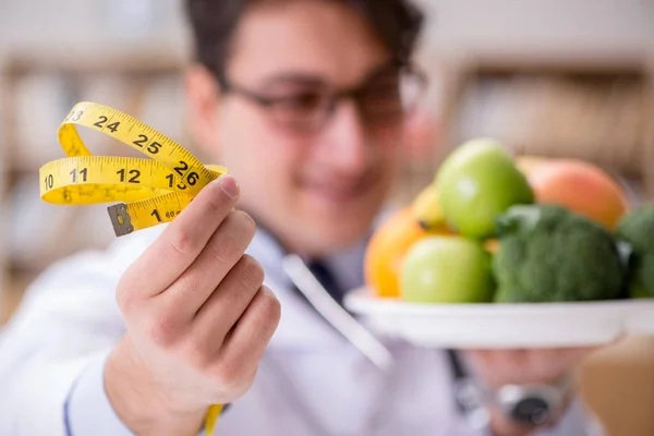 Médico en concepto de dieta con frutas y verduras —  Fotos de Stock