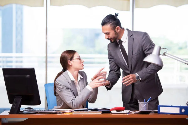 Femme et homme dans le concept d'entreprise — Photo