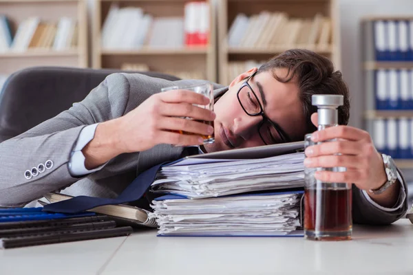 Empresário bebendo no escritório — Fotografia de Stock