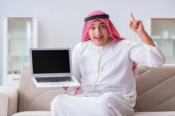 Empresário árabe trabalhando sentado no sofá — Fotografia de Stock