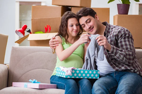 Молода пара чоловіка і вагітна дружина з подарунковою коробкою — стокове фото