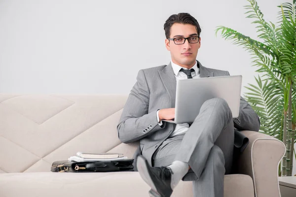 Businessman with laptop notebook sitting in sofa — Stock Photo, Image