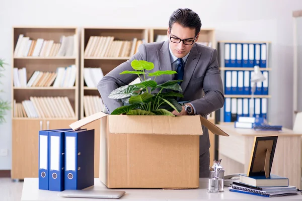 Jovem empresário muda de escritório após ser despedido — Fotografia de Stock