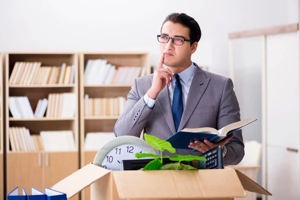 Jungunternehmer zieht nach Entlassung um — Stockfoto