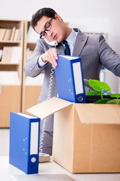 Ung affärsman flyttar kontor efter att ha blivit uppsagd — Stockfoto