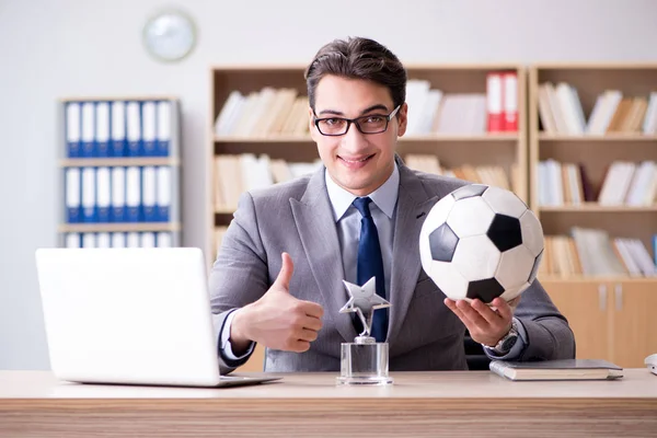 Geschäftsmann mit Fußballball im Amt — Stockfoto