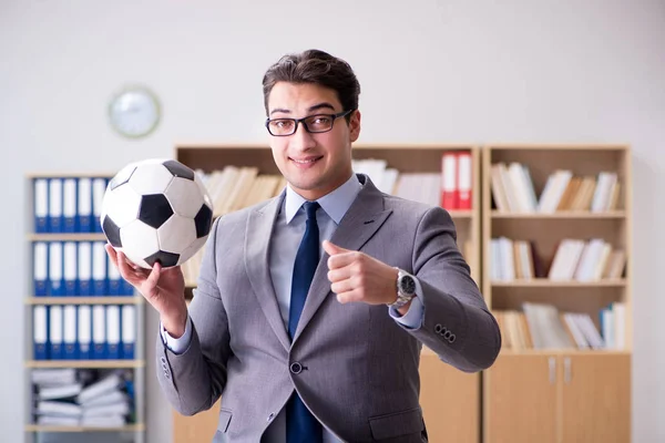 Empresario con balón de fútbol en la oficina — Foto de Stock